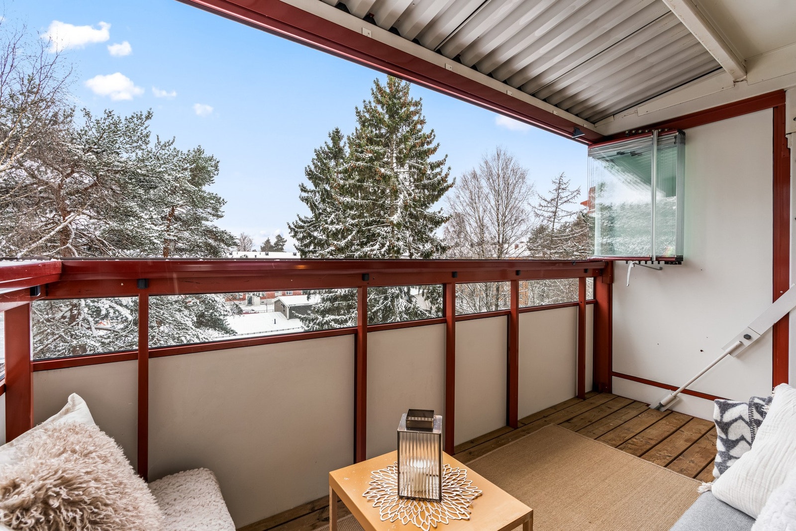 Leiligheten har en sydvendt, innglasset balkong på 7,7 kvm med adkomst fra stuen. Galleribilde