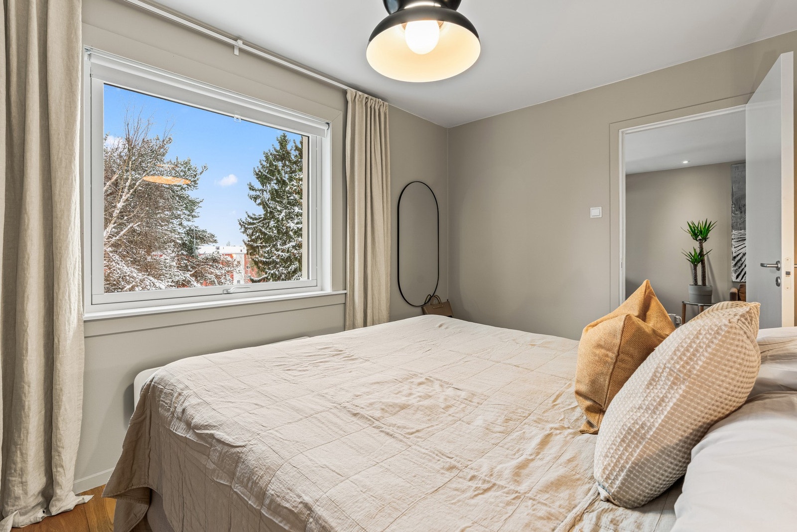 Hovedsoverommet er av god størrelse, med god plass til dobbeltseng og det er en stor skyvedørsgarderobe for lagring. I 2024 ble det montert Elfa skyvedører. Galleribilde