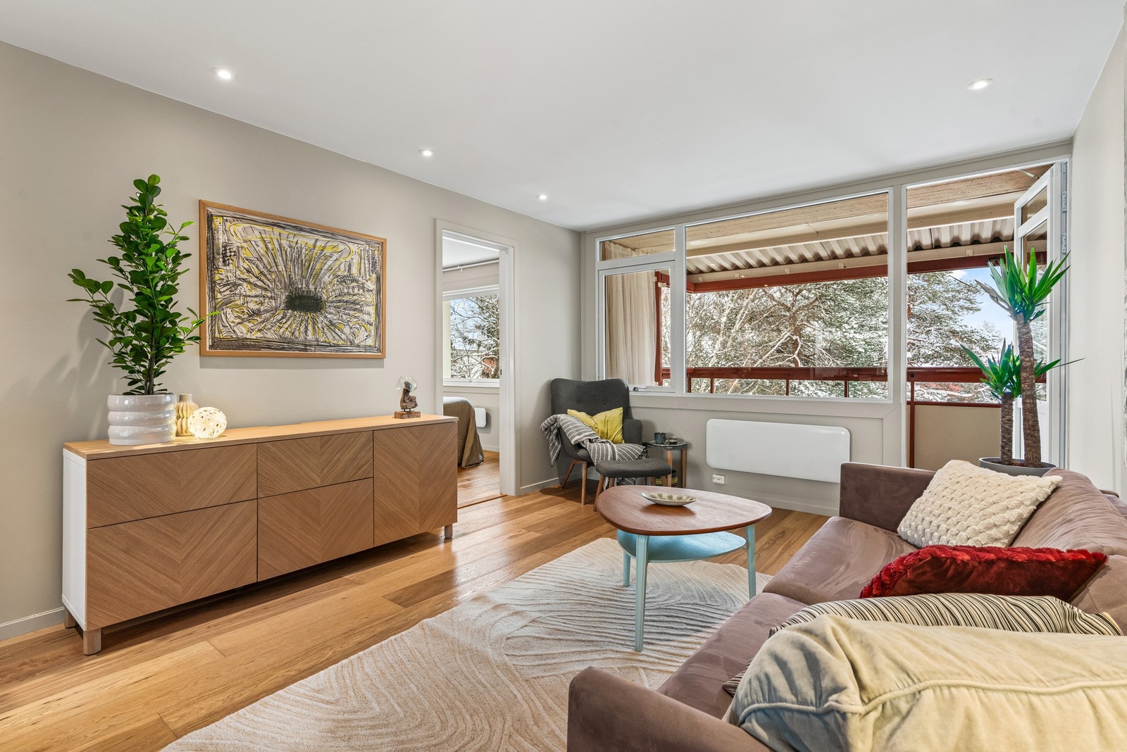 I stuen er det plass til både sofagruppe, tv-/mediastasjon og spisebord. Vinduene og balkongdøren ble skiftet i 2017 i regi av brl. Galleribilde