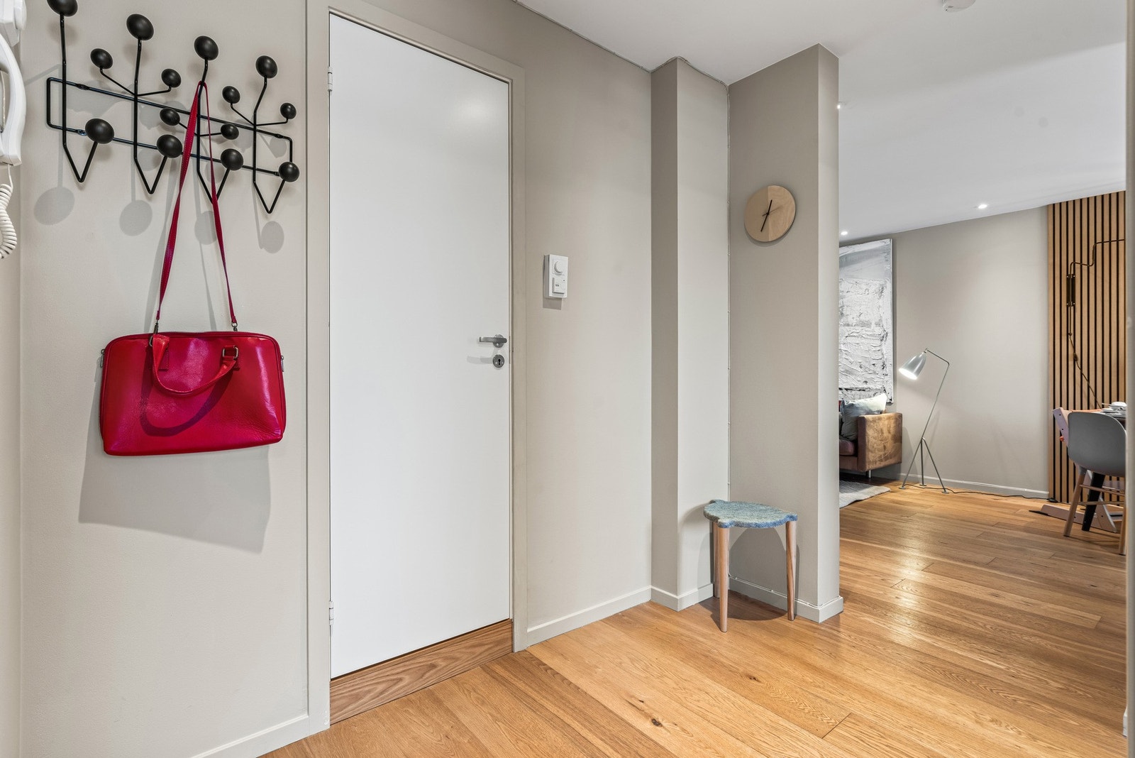 I entreen er det fin plass til knaggrekke og skohyller. Galleribilde