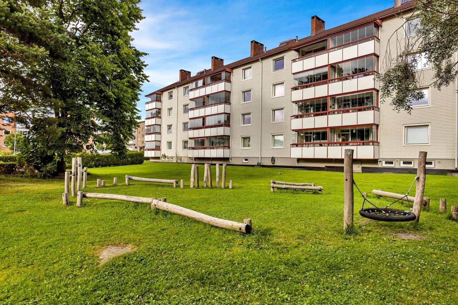 Leiligheten ligger fint plassert i toppetasjen, og vender ut mot store, grønne fellesarealer. Til glede for de minste er det også etablert flere lekeplasser i nærmiljøet. Galleribilde