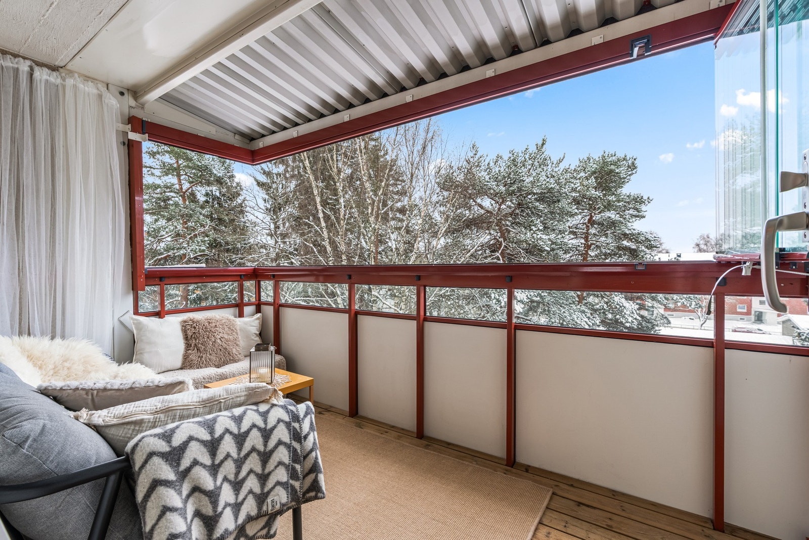 Solbergliveien 97 er en lys og pen 4-roms toppleilighet med sydvendt, innglasset balkong og umiddelbar nærhet til Østmarka. Galleribilde