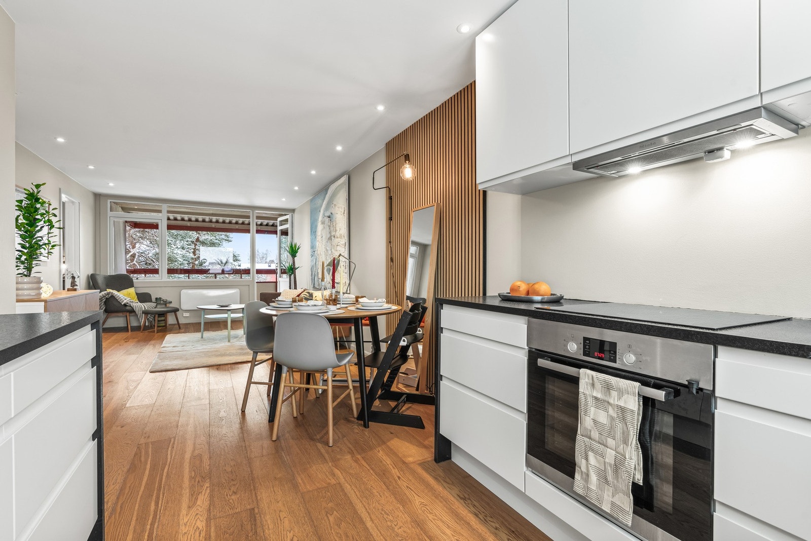 Det er montert komfyrvakt til platetopp, samt automatisk lekkasjestopper til oppvaskmaskin. Galleribilde