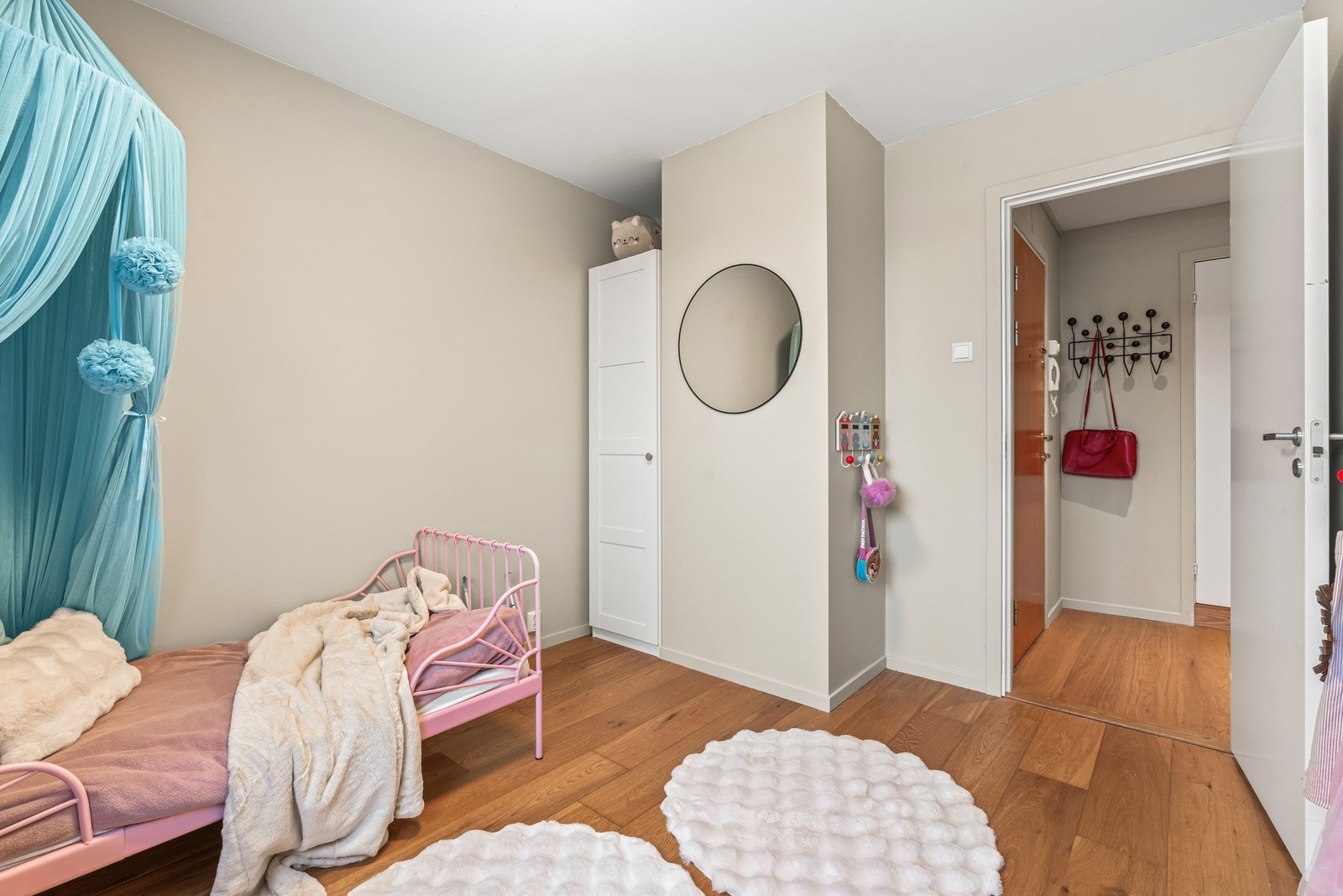 Rommet er innredet med et garderobeskap, og det er plass for ytterligere oppbevaringsløsninger. Ekstra lagring finnes i en loft- og en kjellerbod på til sammen ca. 6 kvm. Galleribilde