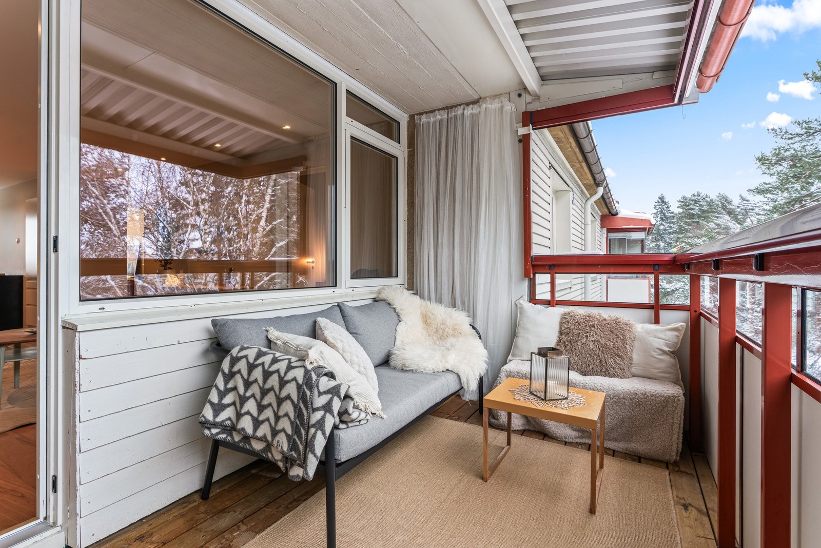 Balkongen har fin plass til å innredes med ønsket møblement. Innglassingen kan skyves til side slik at sol og luft slipper inn. Galleribilde