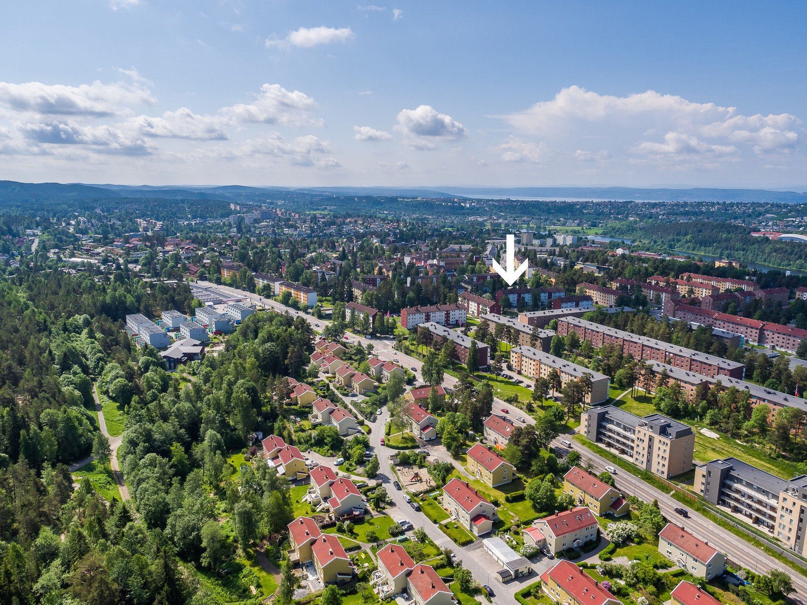 Boligen har en meget sentral, men samtidig skjermet beliggenhet i et attraktivt og barnevennlig boligområde på Oppsal, med umiddelbar nærhet til Østmarka. Galleribilde