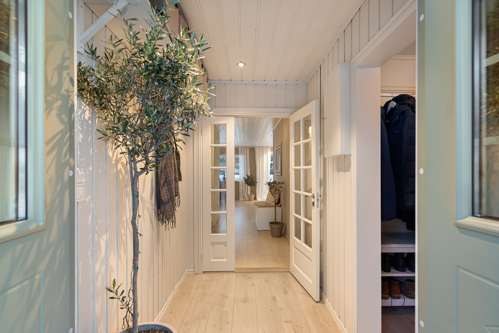 Boligen ønsker deg velkommen via en hyggelig entré med god plass til yttertøy og sko. Herfra er det naturlig flyt videre inn i boligen, med adkomst til både oppholdsrom og privat sone. Galleribilde