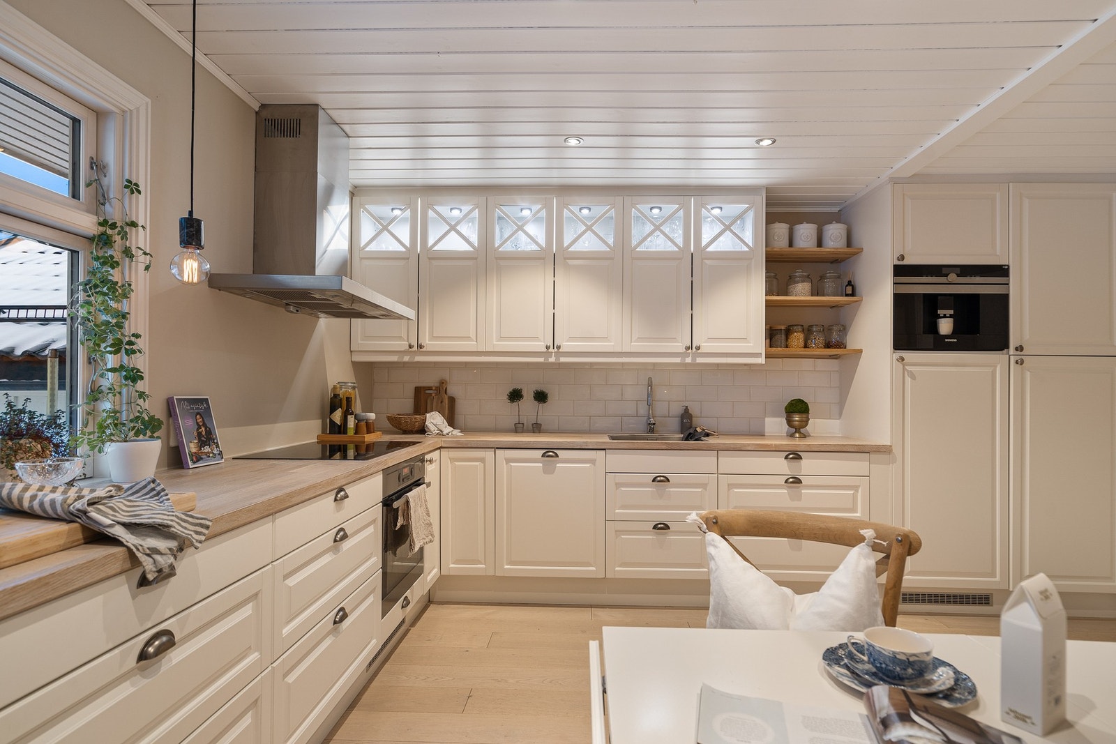 Kjøkkenet har naturlig frokostplass og gode lysforhold, og egner seg godt både til hverdagsbruk og hyggelige måltider med familie. Galleribilde