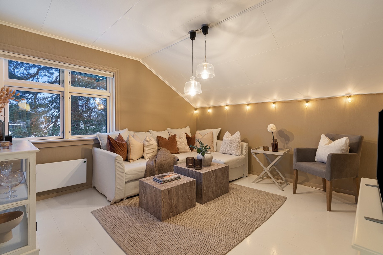 Fra hovedetasjen leder trapp opp til boligens 2. etasje. Her møtes man av en koselig TV-stue, og finner boligens mer private sone. Galleribilde