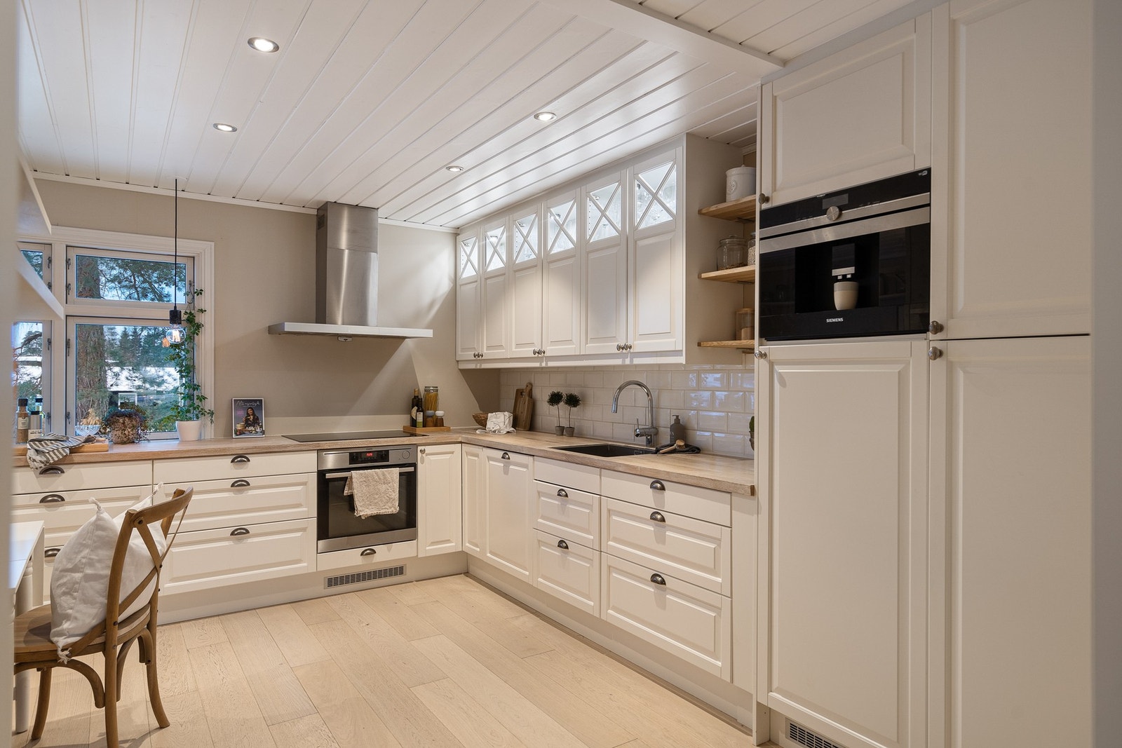 Kjøkkenet har en sjarmerende utforming og oppleves som både hyggelig og funksjonelt. Galleribilde