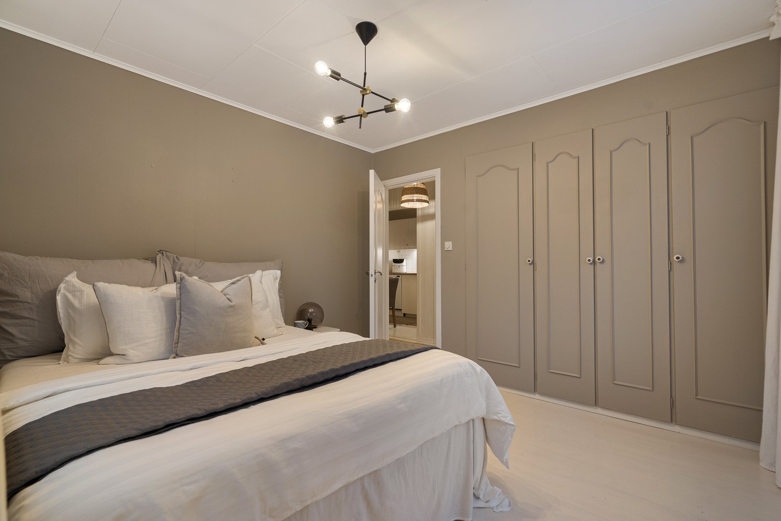 Rommene oppleves lyse og trivelige, og egner seg godt som barnerom, gjesterom eller hjemmekontor etter behov. Galleribilde