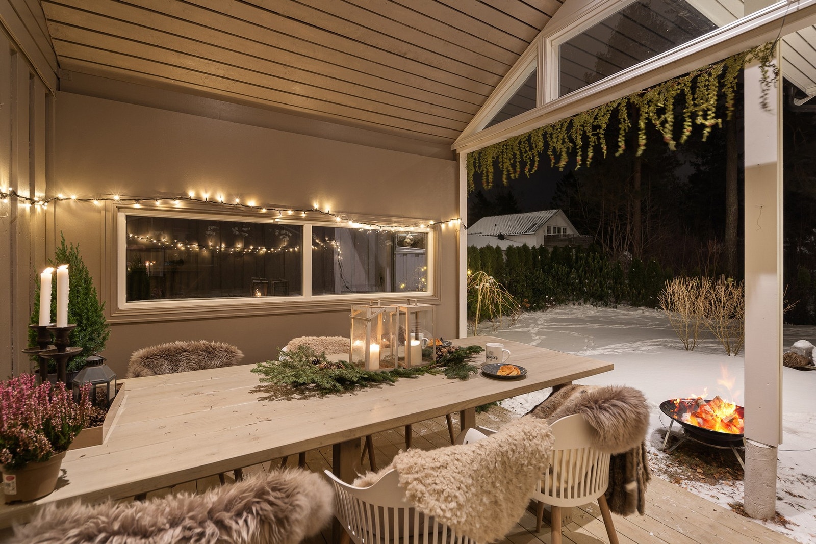 Rundt hjørnet fra terrassen kommer du inn i en nydelig og romantisk hagestue, hvor man kan nyte sommerkveldene. Galleribilde