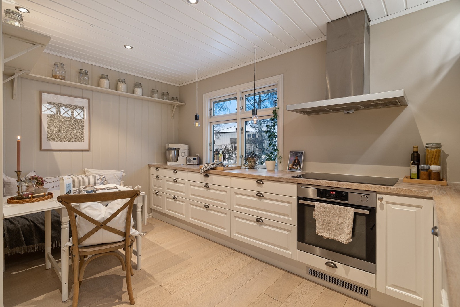 Innredningen har pene fronter og gode arbeidsflater, samt integrerte hvitevarer. Galleribilde