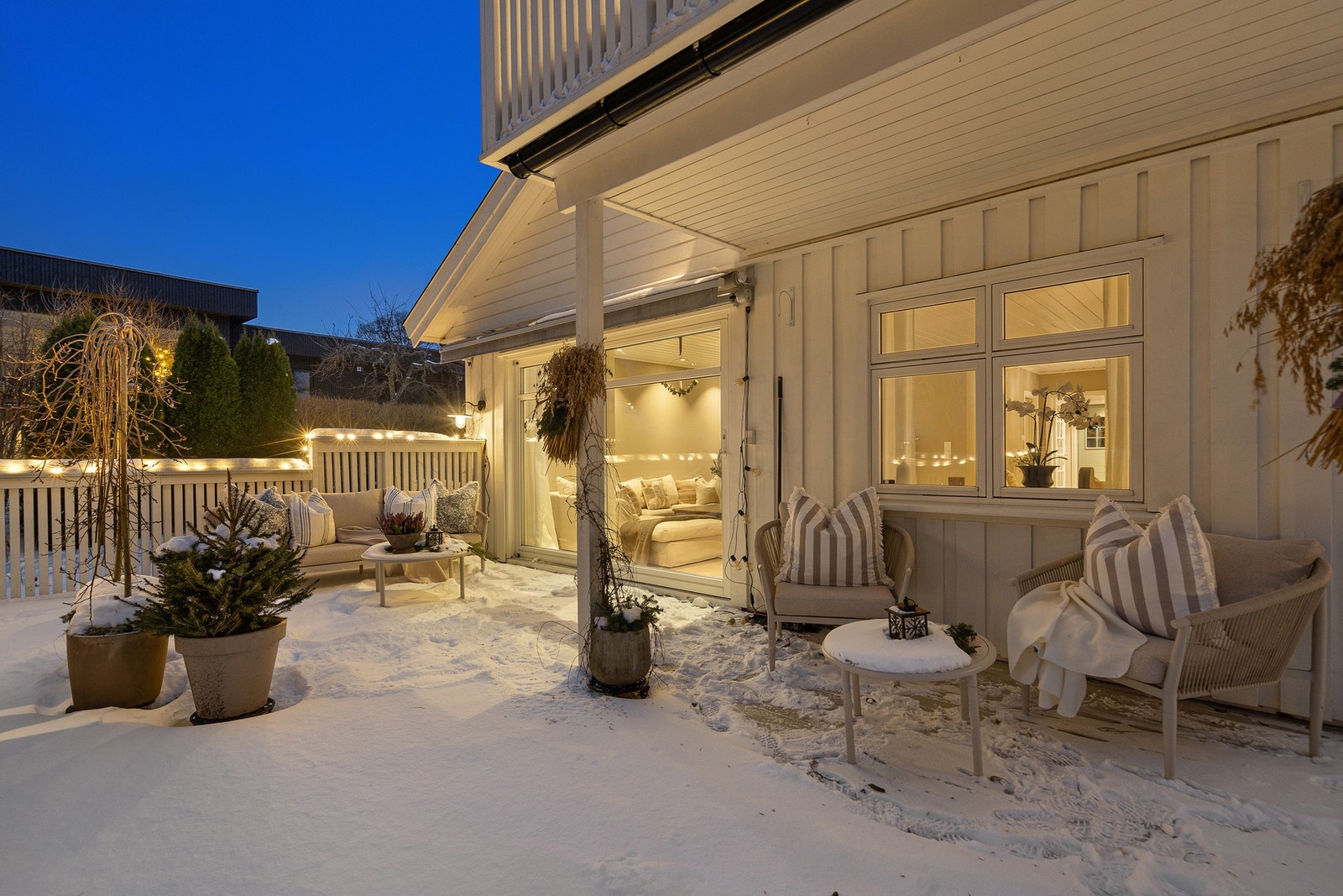 Hovedterrassen på bakkeplan ble oppført i 2021 og byr på gode solforhold og god plass til utemøbler, grill og sosiale soner. Galleribilde