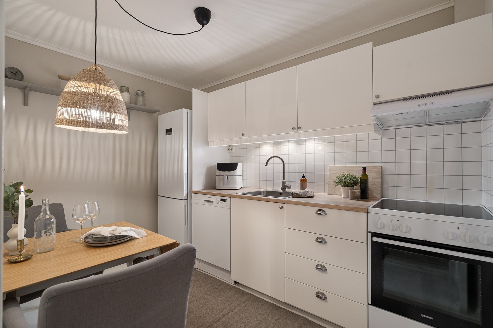 I denne sonen byr boligen også på et ekstra kjøkken. Dette skaper flere gode bruksmuligheter, som for eksempel ungdomssone. Galleribilde