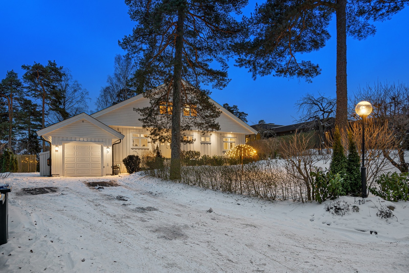 Kyststien er populær og kan føre deg til blant annet Jarlsø som har dagligvare, velværesenter samt populær kafé. Rødstein ligger også i gangavstand, en lokal perle med deilige bademuligheter og herlig utsikt til skjærgården. Galleribilde