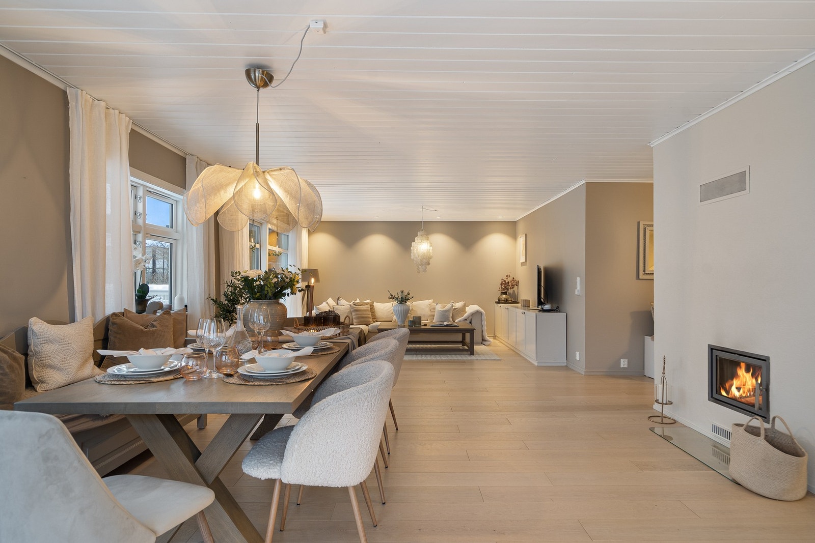 Boligen har en god og gjennomtenkt planløsning med romslige oppholdsrom og flotte lysforhold. Galleribilde