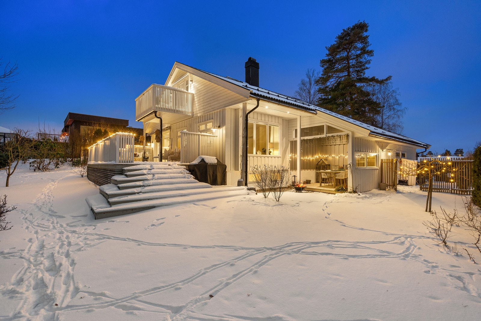 Fra boligen er det kort og trygg vei Husvik barneskole samt sjø og strand. Husvik er mest kjent for sin nærhet til skjærgården. Her finner du flere perler av noen badeplasser og badestrender. Det er kun en liten spasertur ned til flotte Klopp badestrand o Galleribilde