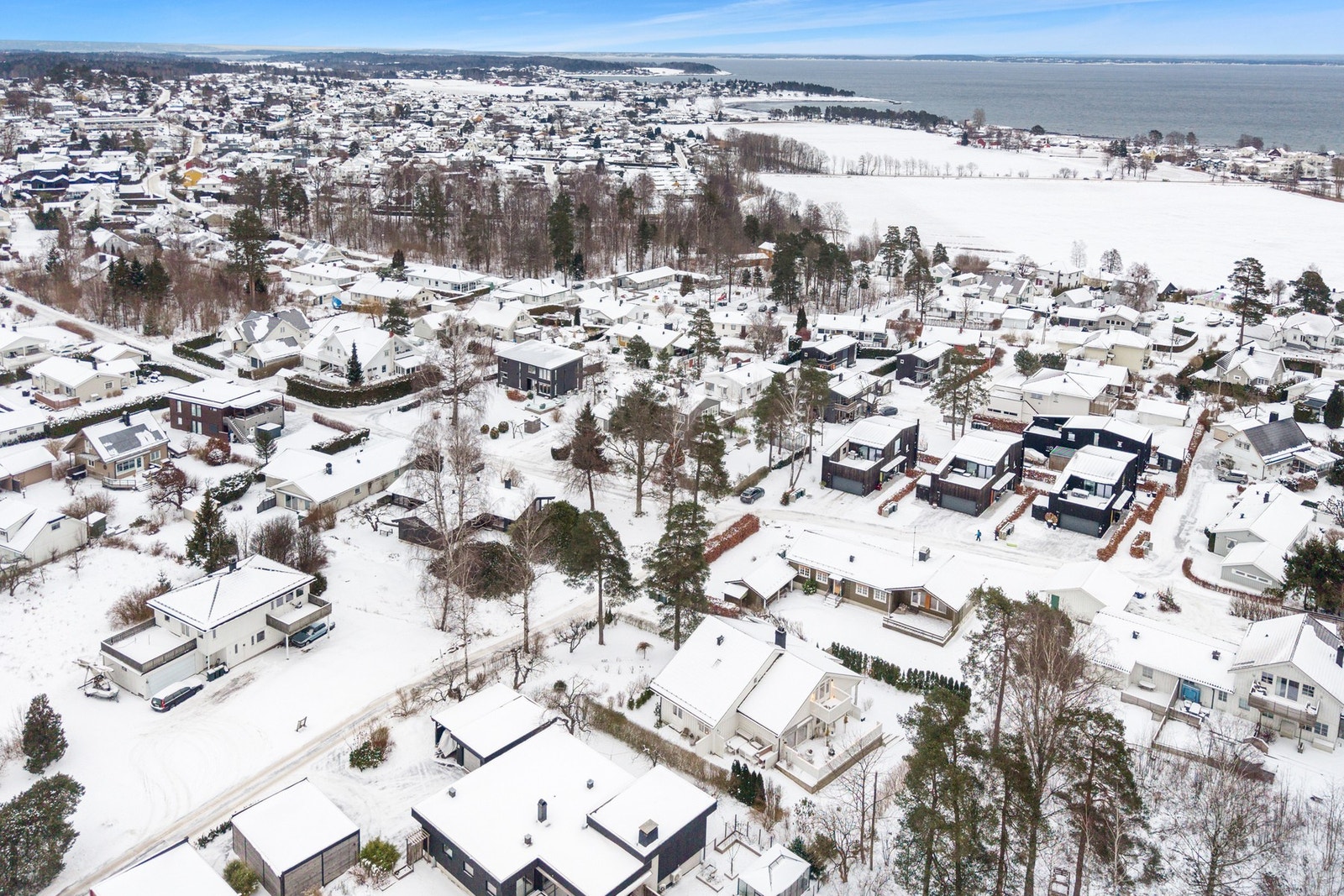 En søndagsåpen Kiwi butikk finnes på Gauterød. Ellers i området ligger Slagenhallen med et godt innendørstilbud samt Flint som byr på et flott idrettsanlegg med flere fotballbaner, tennisbaner samt sandvolleyball med mer. Galleribilde