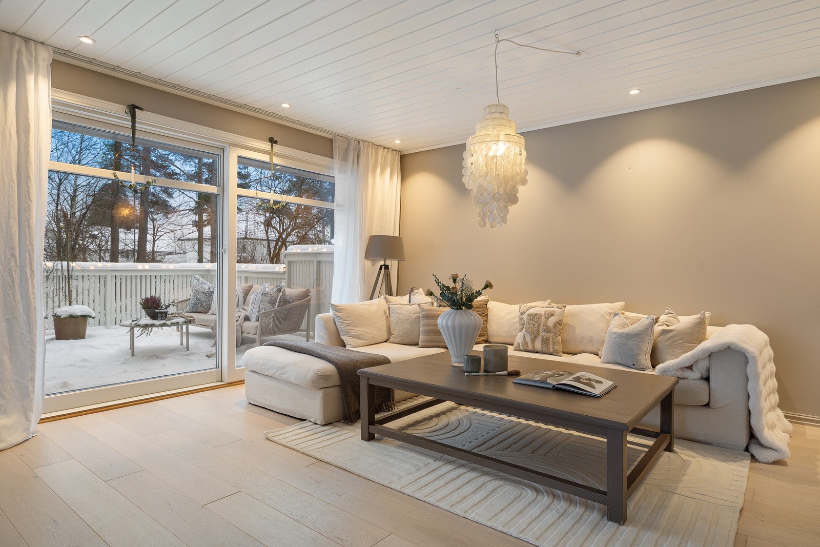 Stue og spisestue byr på nydelig lysinnslipp og har utgang til stor, solrik terrasse - et naturlig samlingspunkt i hverdagen og ved sosiale anledninger. Galleribilde