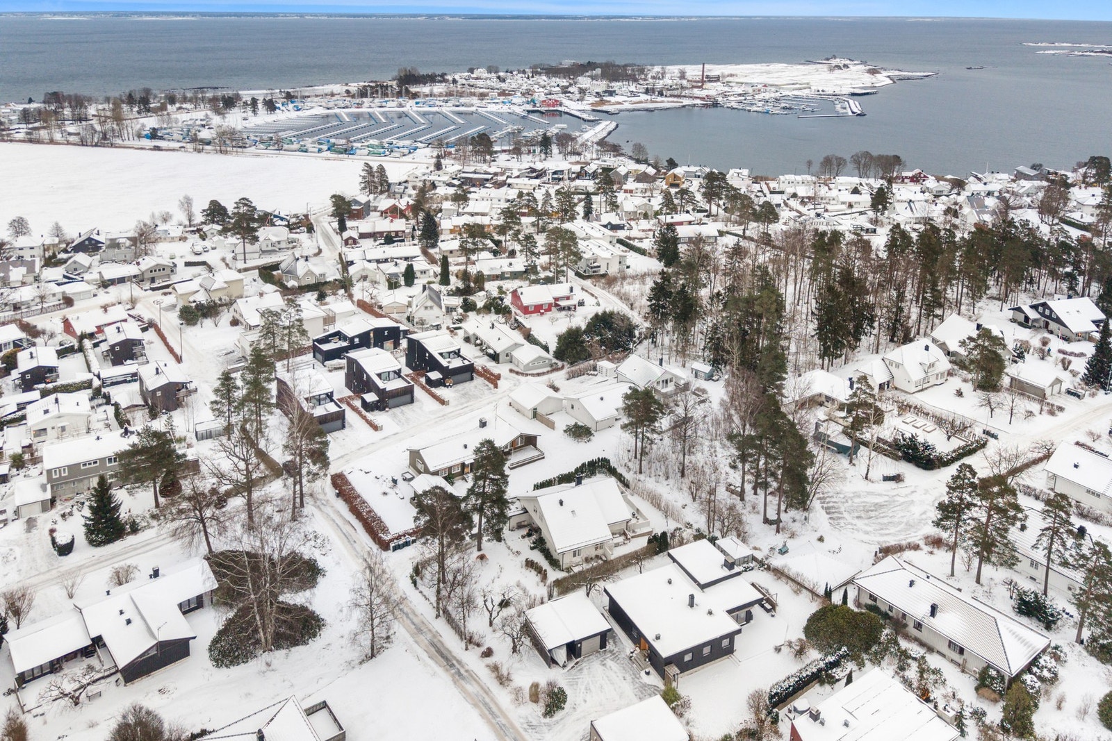 Det er også nærhet til barnehager samt Tolvsrød med blant annet flere forretninger og spisesteder samt Olsrødsenteret med diverse servicefunksjoner og treningssenteret Level. Galleribilde