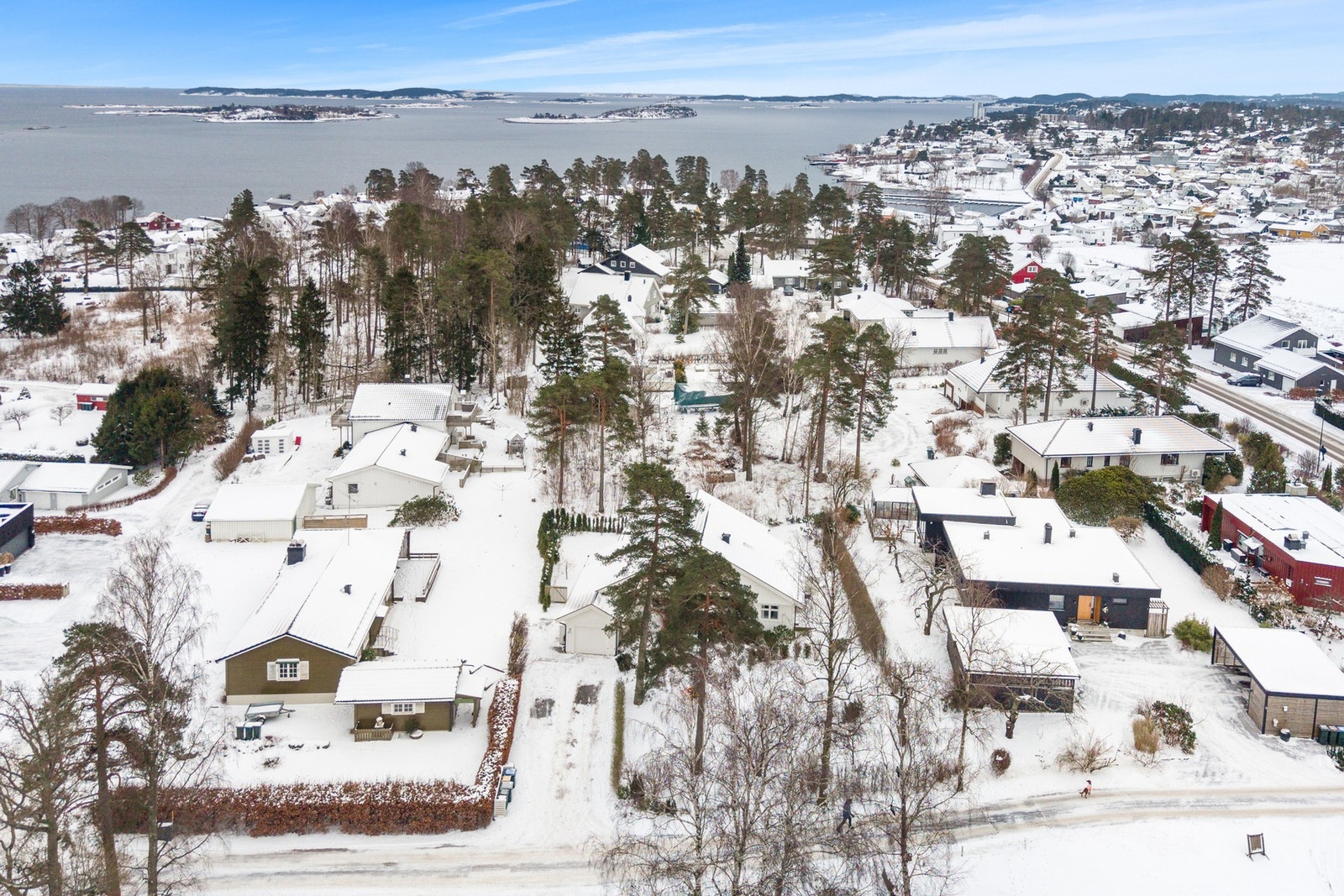 Kort vei til Ringshaugstranden - Ringshaugstranda er kanskje Vestfolds fineste og lengste sandstrand med sandvolleyballbane, koselige sitteplasser, trimapparater med mer. Stranden ender opp ved moloen, hvor det er tradisjon for isbading. Galleribilde