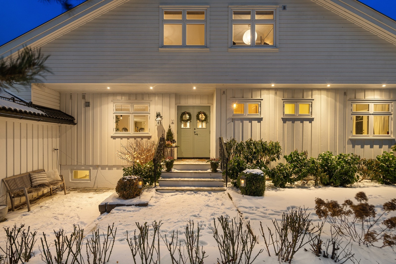 Eiendommen ligger nydelig til i Ulvikåsen, innerst i rolig og barnevennlig blindgate. Umiddelbar nærhet til Klopp småbåthavn og strand. Ulvikåsen er et veldig attraktivt og populært boligområde - nær Husvik og Tolvsrød. Galleribilde