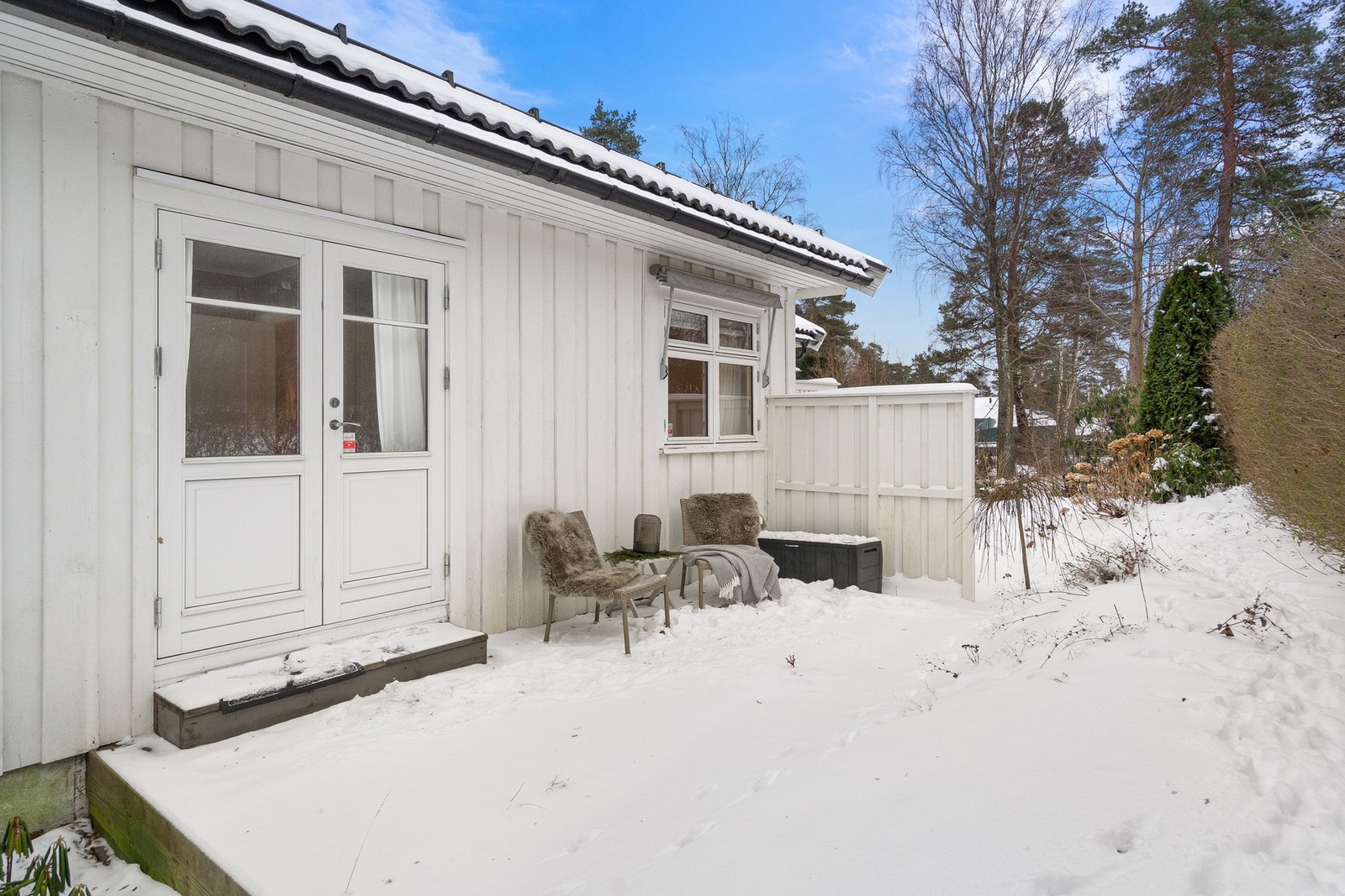 Utgang fra soverom til privat, koselig terrasse. Galleribilde