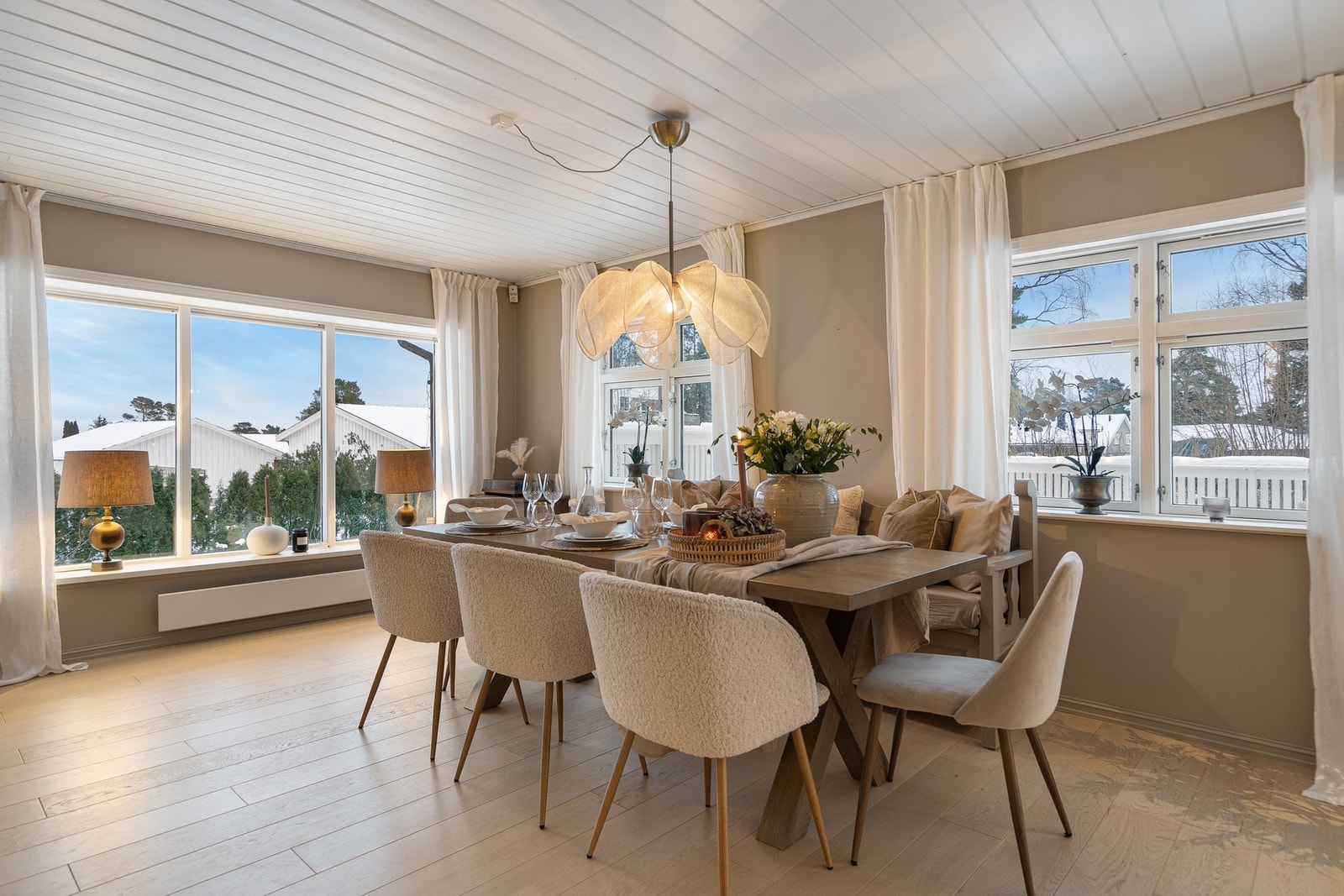 Rommet har god plass til både sofagruppe og større spisebord, og her skapes en luftig og sosial atmosfære. Galleribilde