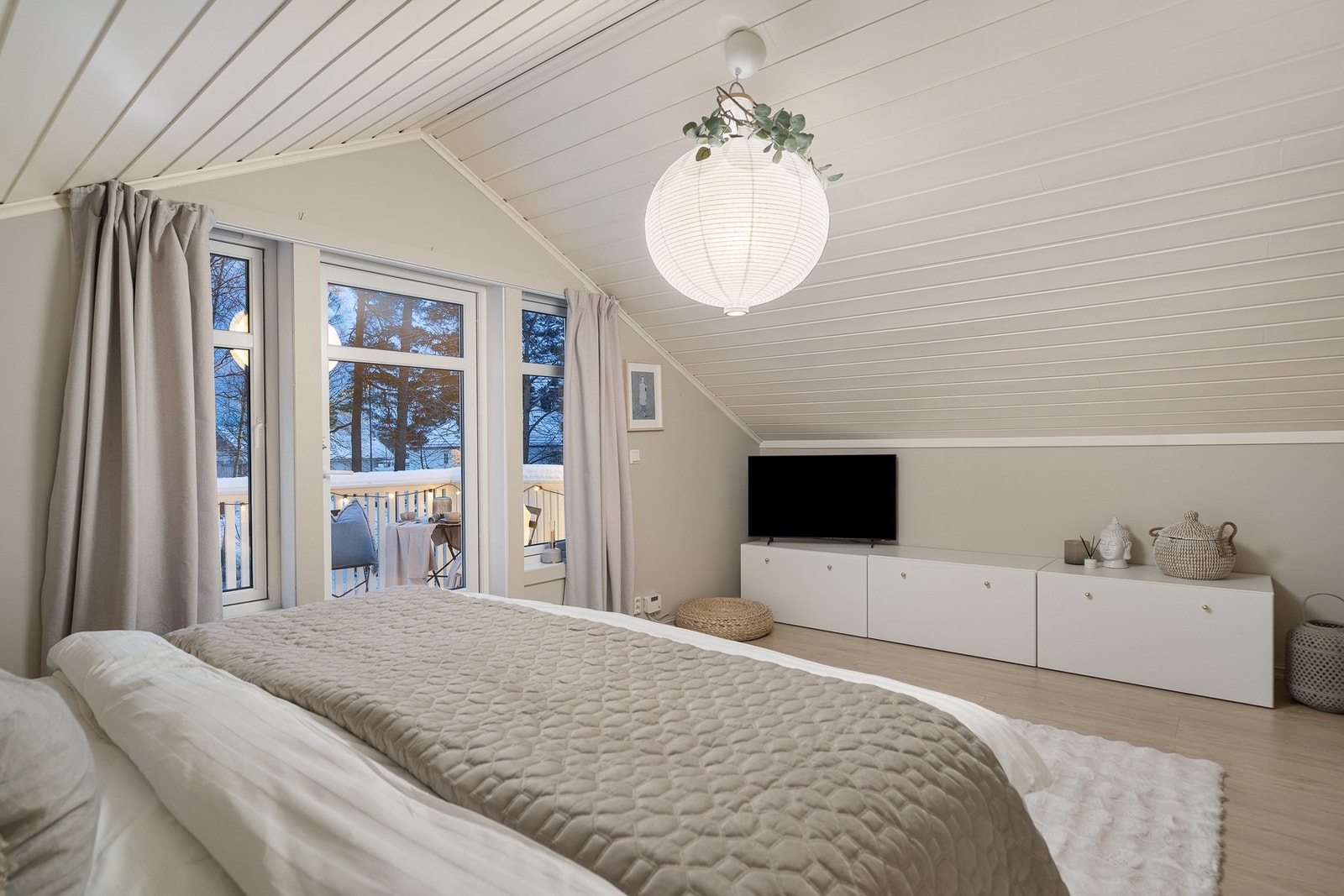 Rommet har god plass til dobbeltseng og garderobeløsning. Galleribilde