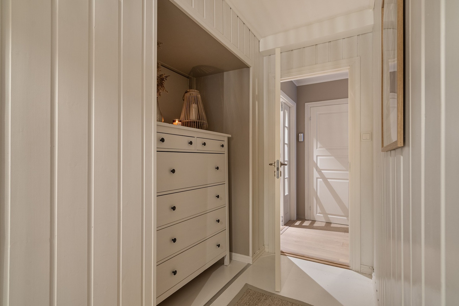 Hovedetasjen inneholder i tillegg to soverom, bad og et lite kjøkken med adkomst via egen gang, noe som gir fleksible bruksmuligheter. Galleribilde