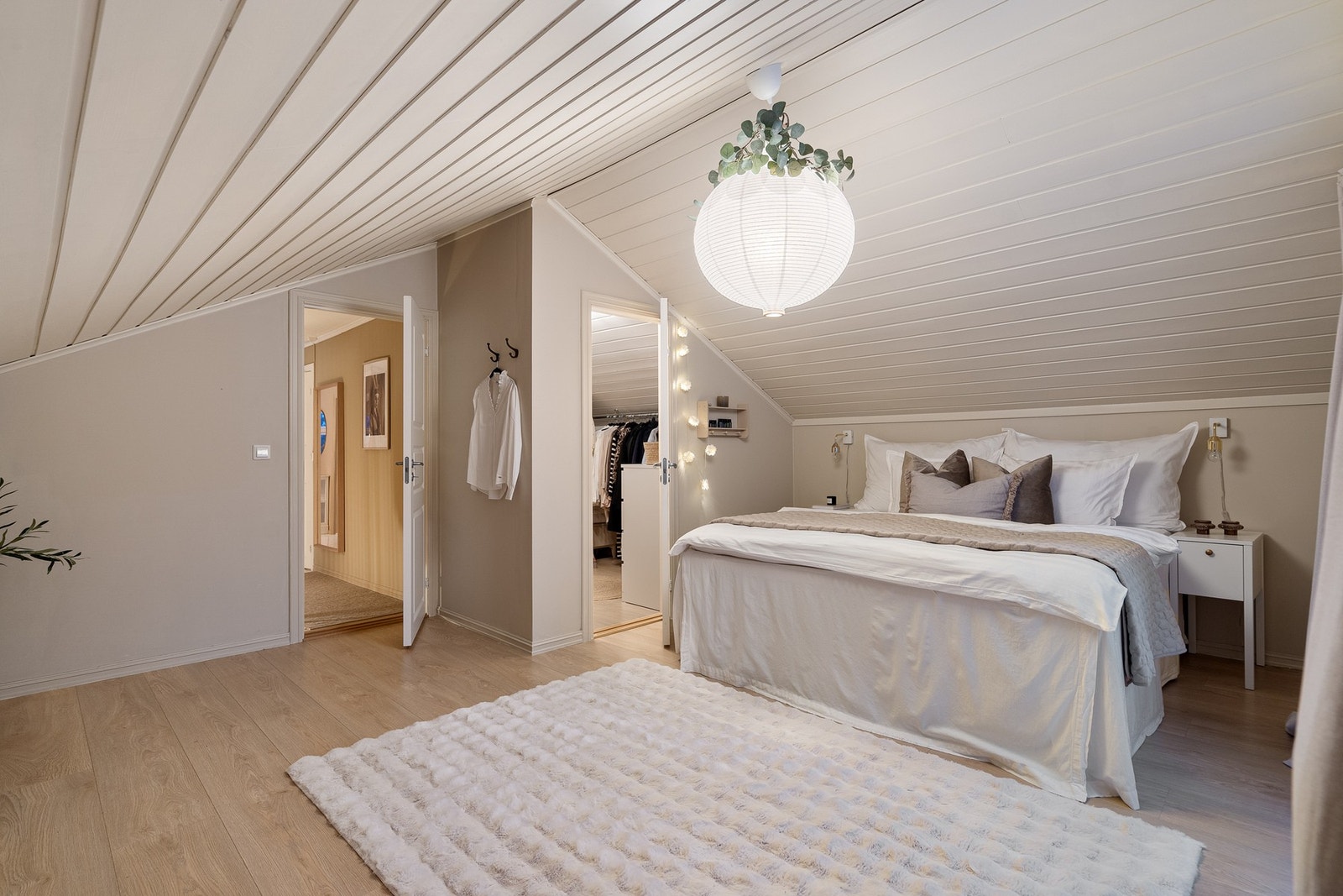 Hovedsoverommet er romslig og innbydende, med direkte utgang til balkong. Galleribilde