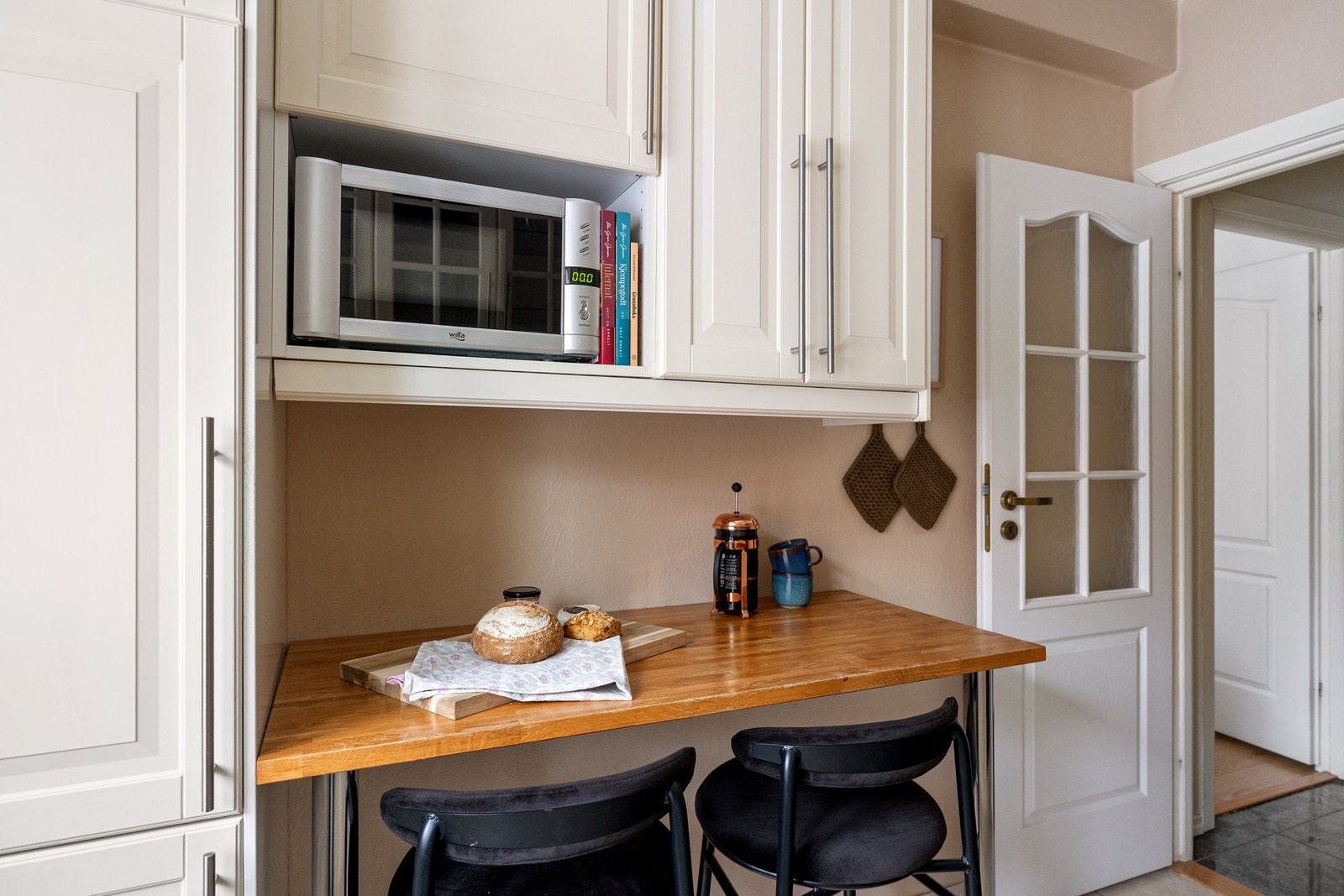 Den lune barløsningen blir et perfekt sted å nyte morgenkaffen eller et glass vin mens middagen putrer. Galleribilde