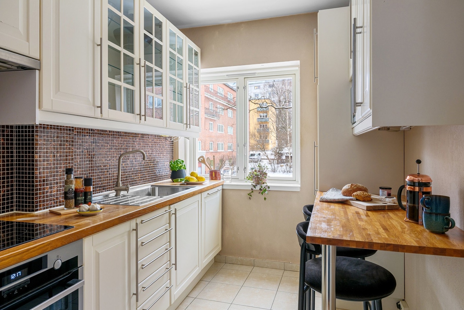 Med et separat kjøkken kan matlagingen foregå uforstyrret, mens stuen forblir et rolig sted å slappe av. Galleribilde