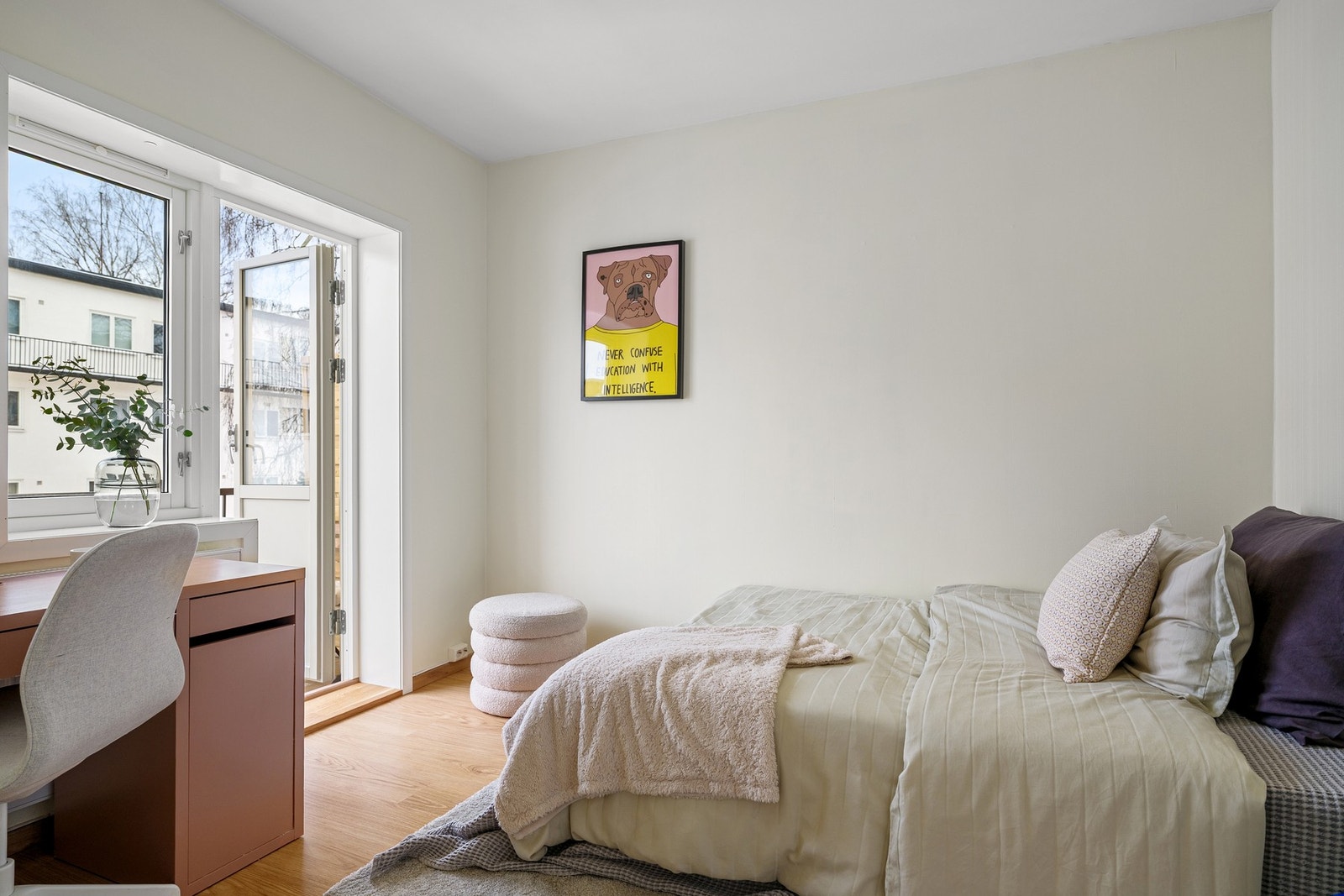 Luftig og åpent soverom 2 med god plass og direkte utgang til balkong for ekstra lys og herlig romfølelse. Galleribilde