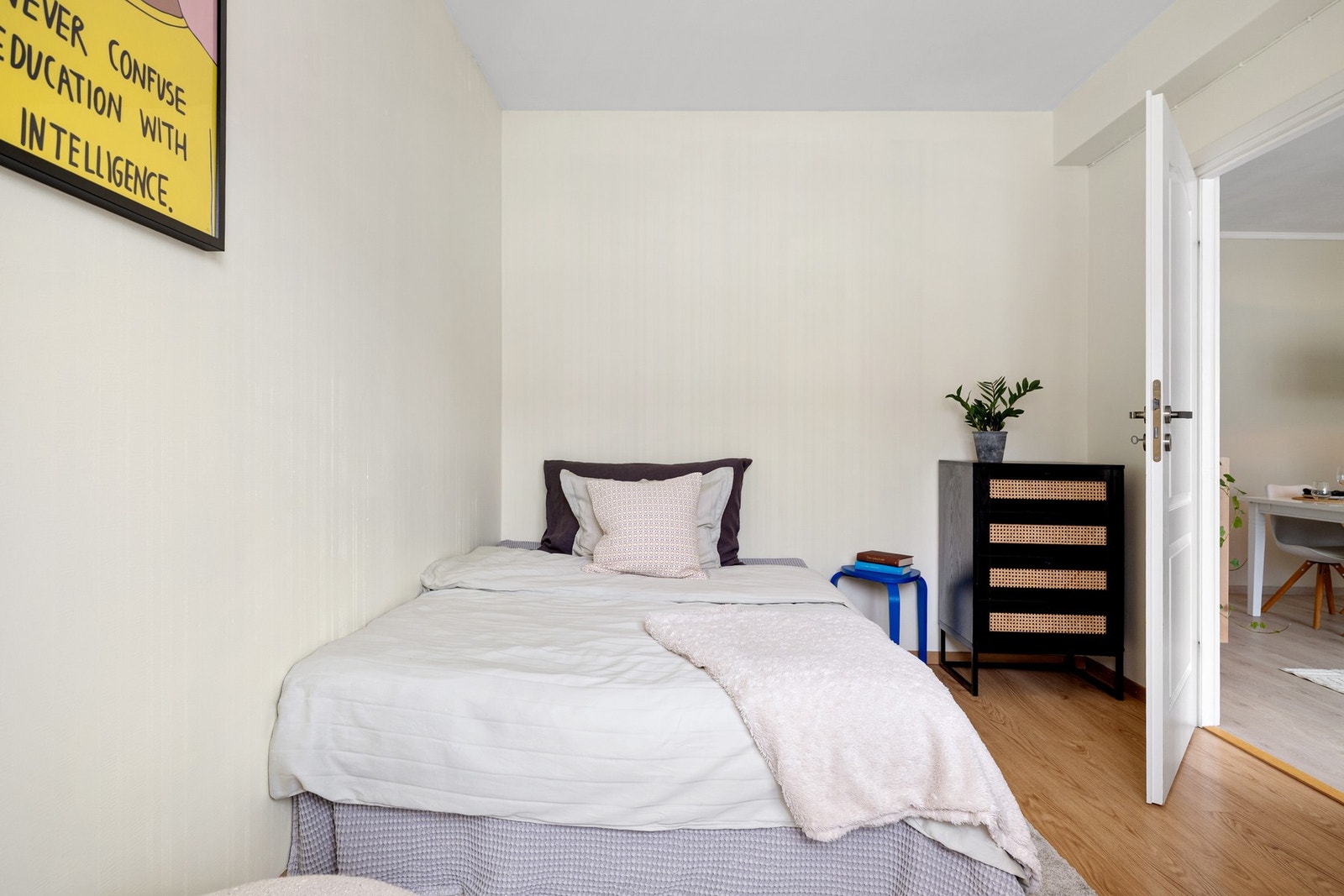 Soverom 2 byr på god plass til 140 cm seng, praktisk oppbevaring og egen kontorpult. Et fleksibelt og funksjonelt rom. Galleribilde