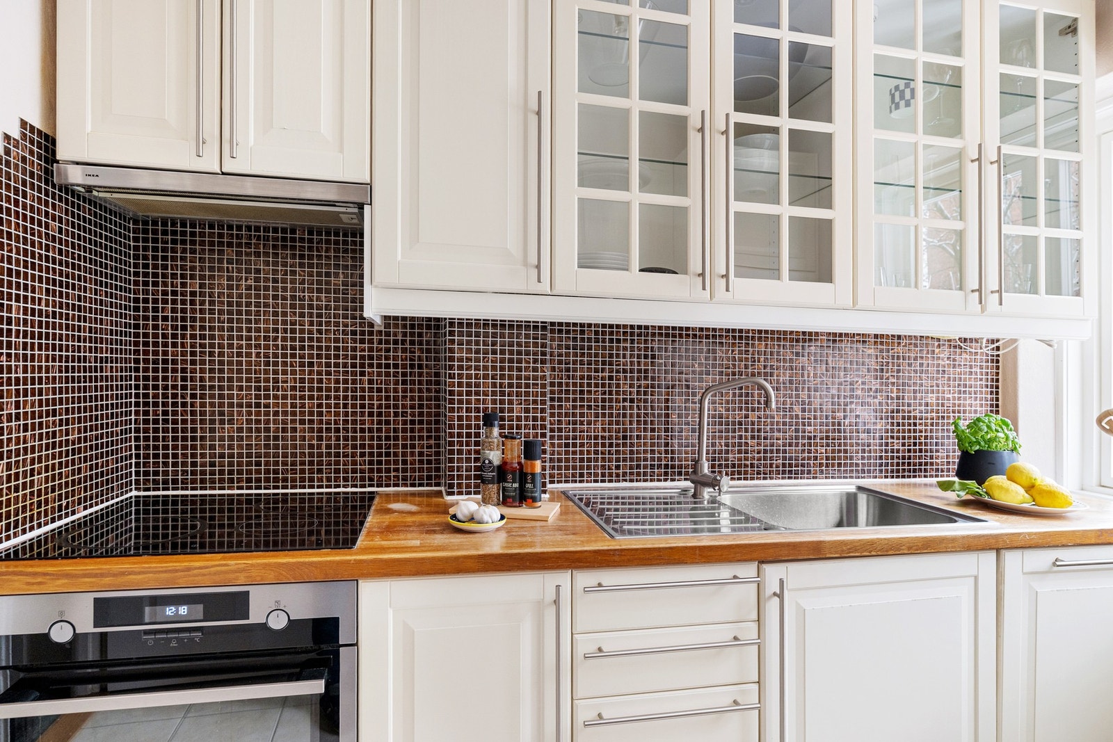 Tidløs og fin kjøkkeninnredning med integrert oppvaskmaskin, kjøl/fryseskap, stekeovn og keramisk platetopp. Galleribilde