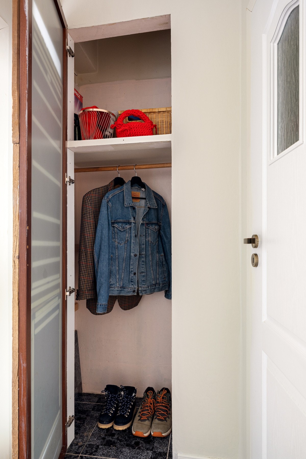 Her er det ekstra plass til oppbevaring av yttertøy. Galleribilde