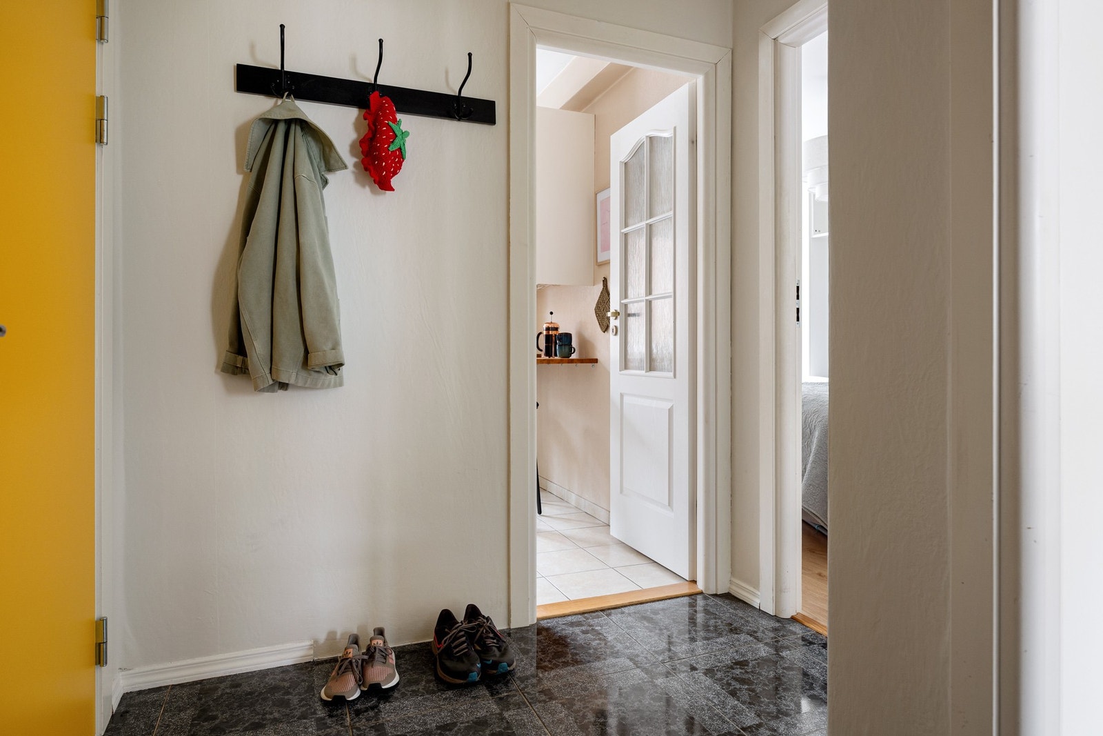 Romslig og lys entré med plass for å henge fra seg yttertøy. Galleribilde