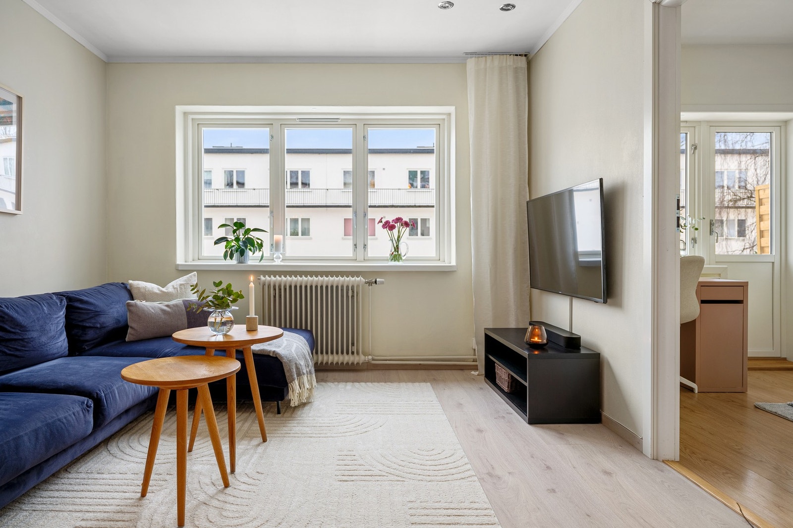 Her vil du bo rolig og tilbaketrukket, men med byliv, kafeer og hverdagens bekvemmeligheter rett i nærheten. Galleribilde