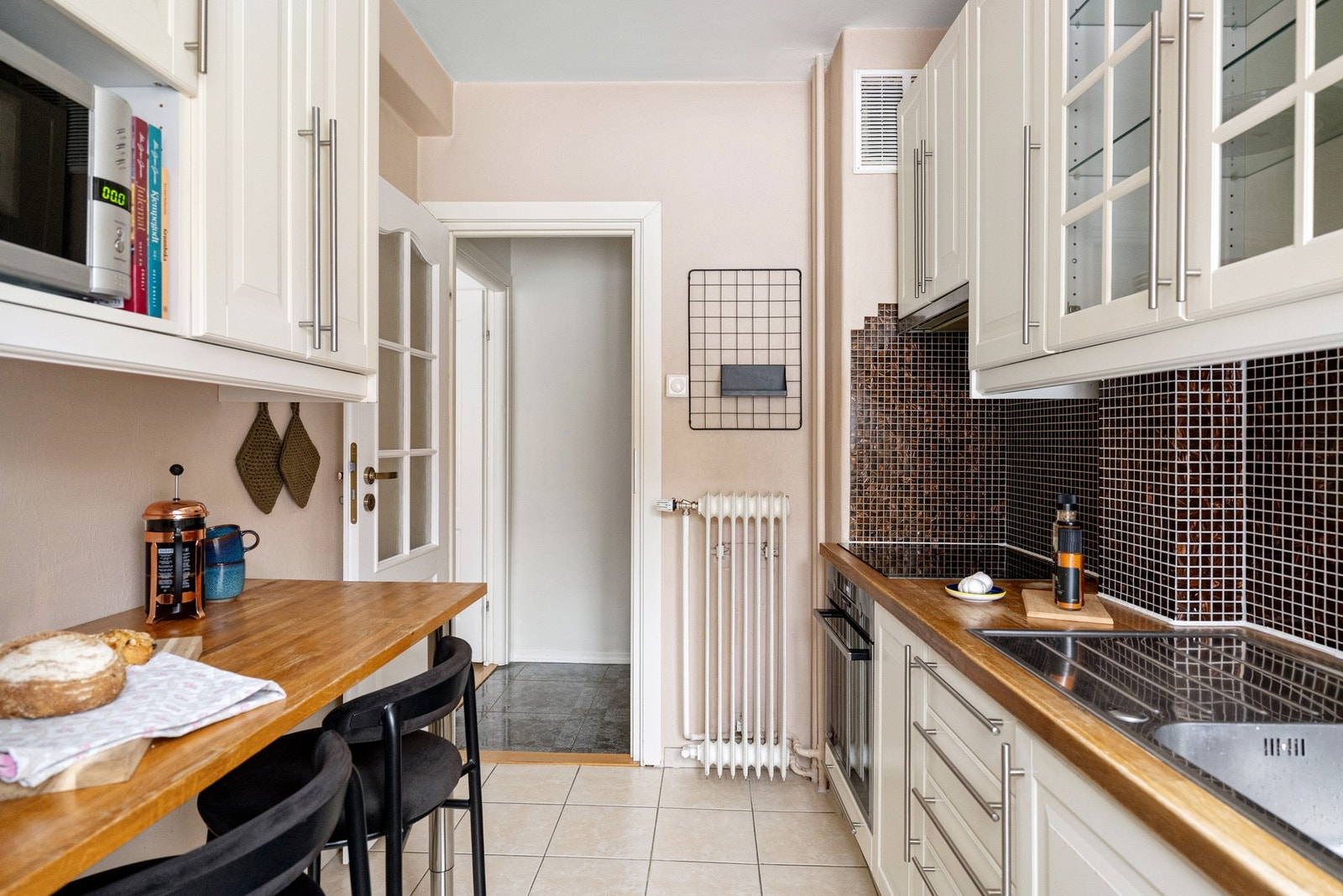 Rikelig med skap og benkeplass gir god oversikt og funksjonalitet for både hverdagsmat og større måltider. Galleribilde