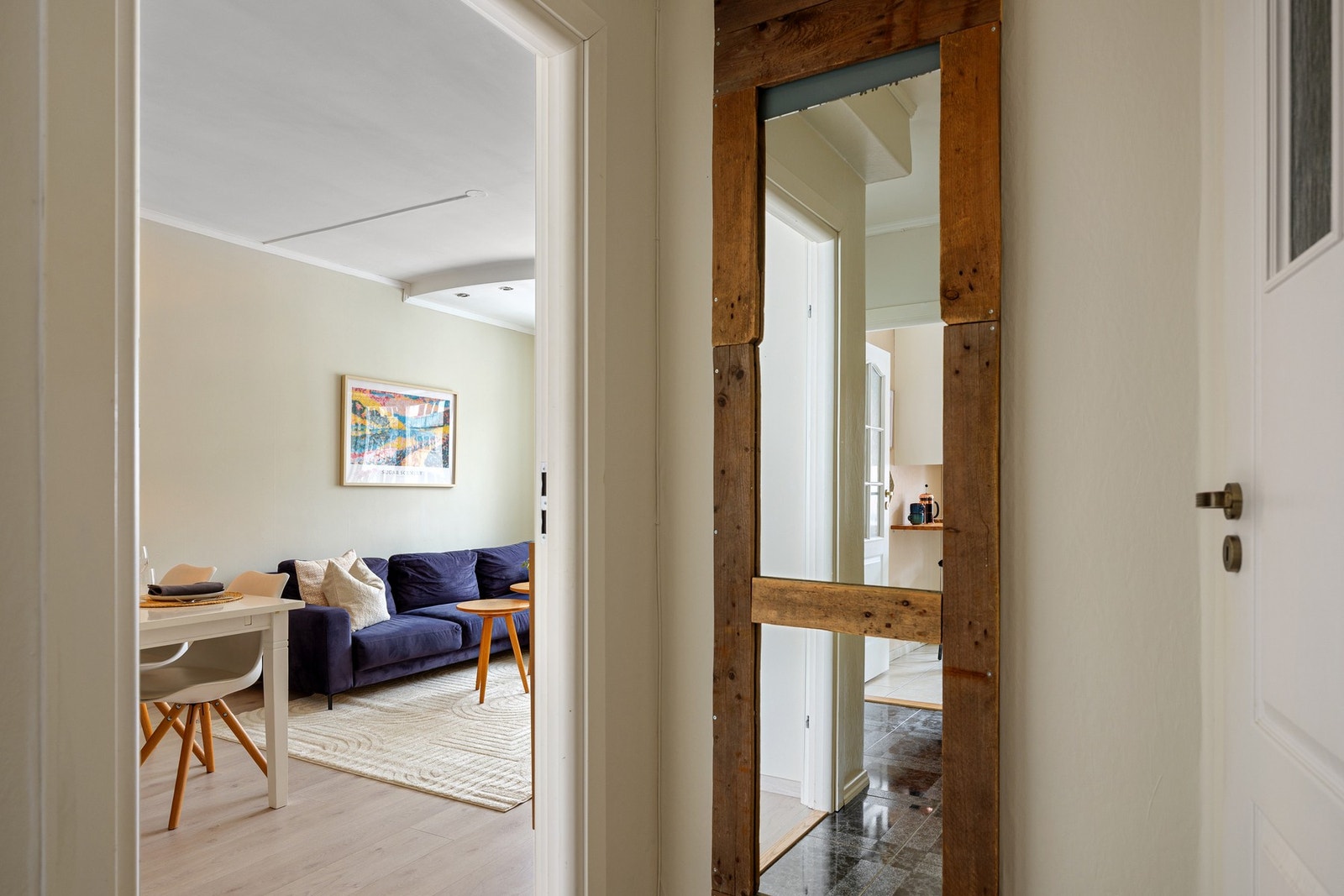 Bak veggspeilet gjemmer det seg et praktisk innebygget garderobeskap. Galleribilde