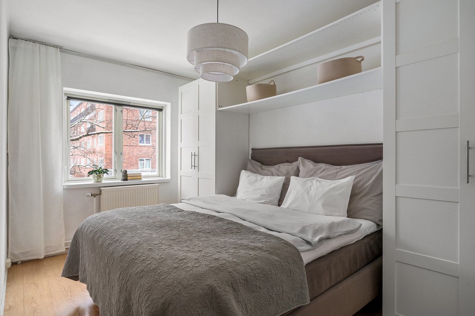 Hovedsoverommet er av svært god størrelse, med god plass til dobbeltseng og annet ønskelig møblement. Galleribilde