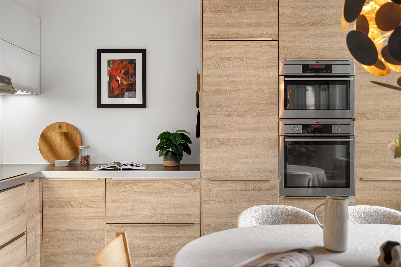 Kjøkkeninnredning fra Atlas Kuchnie med finerte fronter, laminat benkeplate, rustfri oppvaskkum og integrerte hvitevarer. Galleribilde