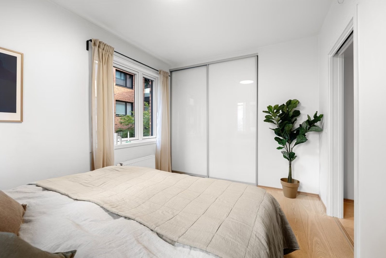 Stort garderobeskap på hovedsoverom medfølger. Galleribilde