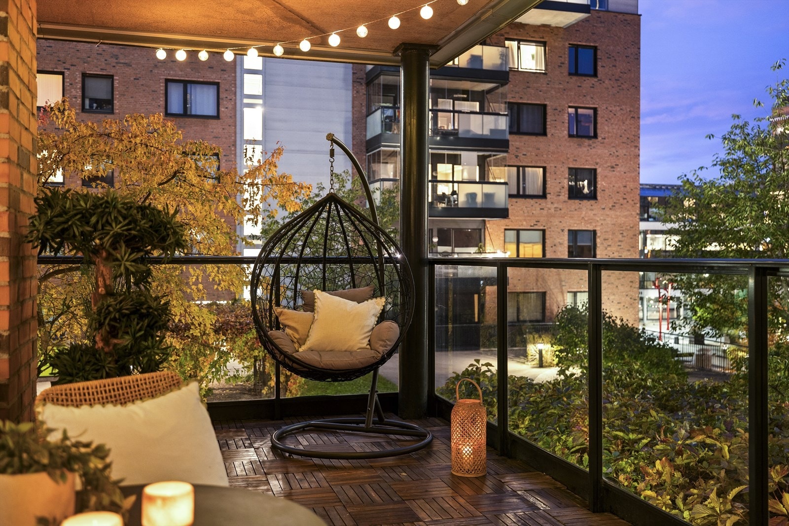 Koselig utsyn mot felles hage og bakgård. Galleribilde