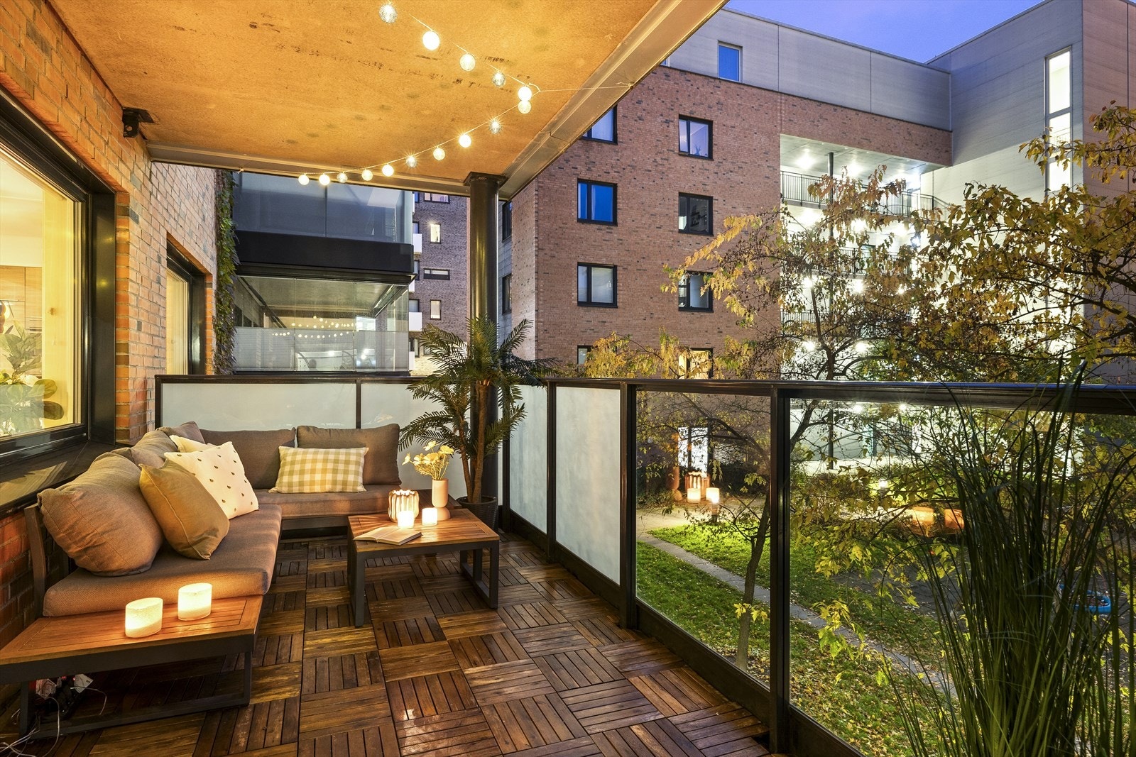 Flott balkong på hele 29 kvm med god plass til lounge møbler, grill og spisebord. Galleribilde