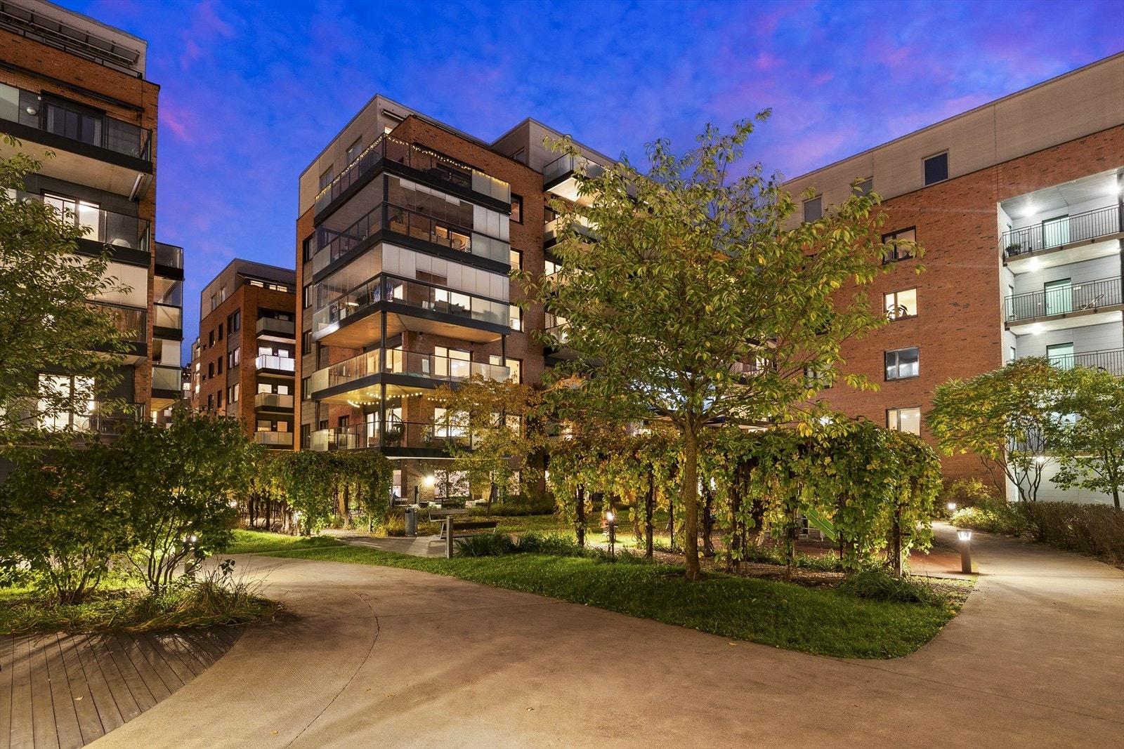 Kveldsstemning i området. Kværnerbyen er kjent som et trygt og godt nabolag med gode barnehager, skoler og fritidsmuligheter. Galleribilde