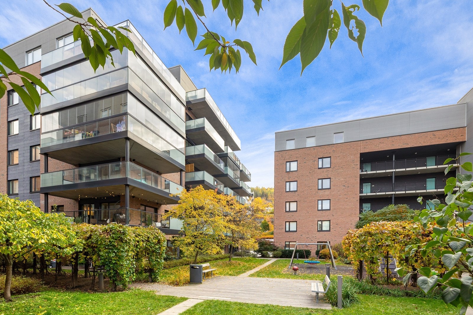 Fine fellesområder i borettslaget. Leiligheten ligger i 2.etasje med lett og praktisk adkomst for barn. Galleribilde