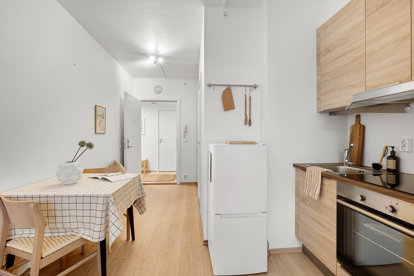 Plass til lite spisebord ved kjøkken. Frittstående kjøleskap medfølger. Galleribilde